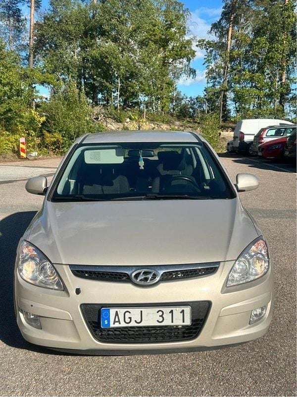 Silver Begagnad 2008 Hyundai i30 Halvkombi | 29 900 kr (Bra pris) - Bild 1/4