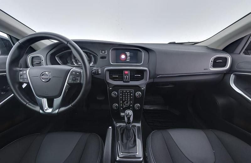 Svart Begagnad 2016 Volvo V40 Business Edition Halvkombi | 179 800 kr (Marknadspris) - Bild 1/3