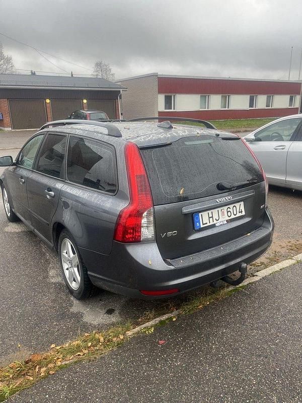 Grå Begagnad 2008 Volvo V50 Kinetic Kombi | 53 000 kr (Lite dyr) - Bild 1/3