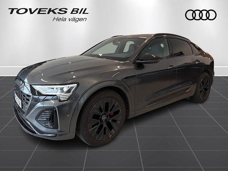 Begagnad Audi Q8 Sportback e-tron S-Line 300 kW (408 HK) 2023 Daytonagrå pärleffekt SUV