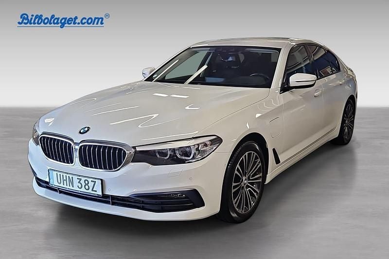 Vit Begagnad 2020 BMW 530e iPerformance Sedan | 329 900 kr (Bra pris) - Bild 1/4