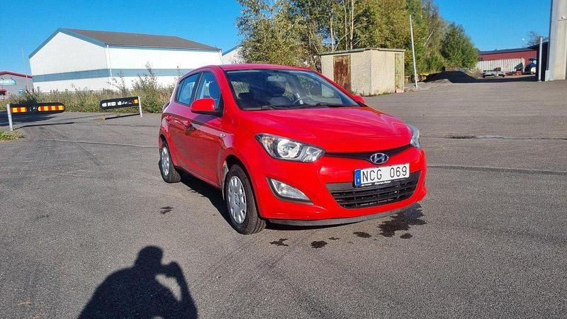 Röd Begagnad 2013 Hyundai i20 Select Halvkombi | 39 000 kr (Marknadspris) - Bild 1/4