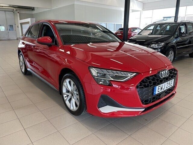 Progressivröd metallic Ny 2024 Audi A3 Advanced Plus Halvkombi | 319 900 kr - Bild 1/4
