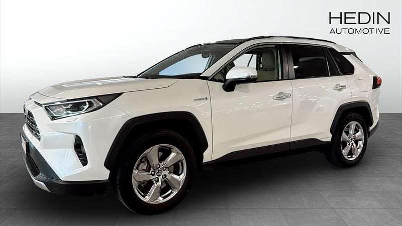 Vit (white) Begagnad 2021 Toyota RAV4 Hybrid SUV | 380 000 kr (Marknadspris) - Bild 1/4