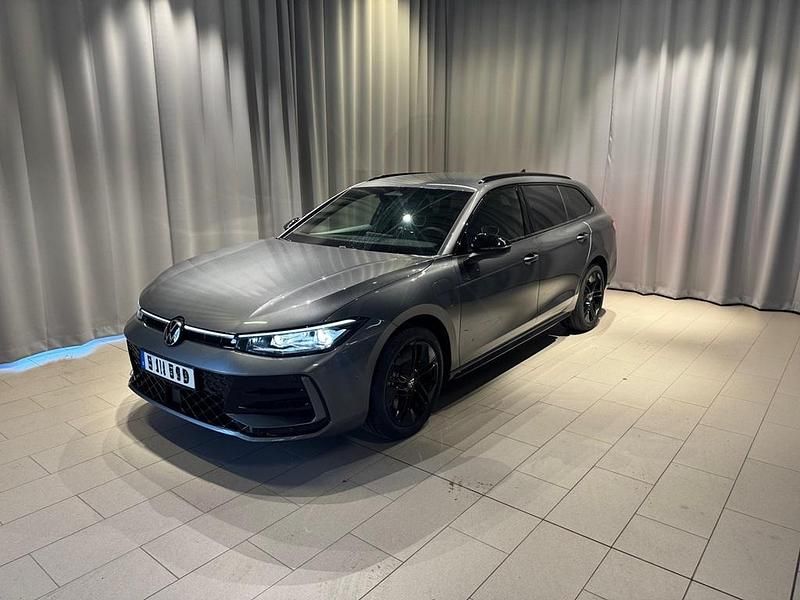 Grå Begagnad 2024 VW Passat R-line Kombi | 499 900 kr (Lite dyr) - Bild 1/4