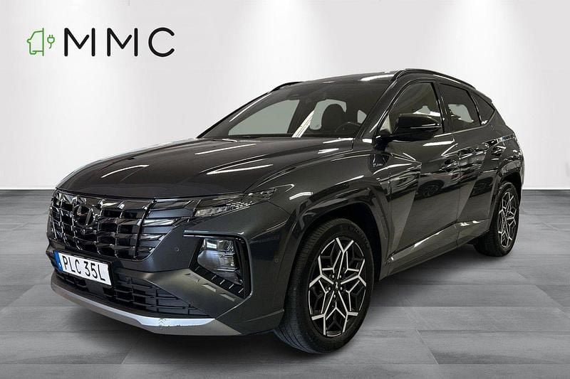 Grå (dark knight) Begagnad 2022 Hyundai Tucson N Line SUV | 329 000 kr (Marknadspris) - Bild 1/4