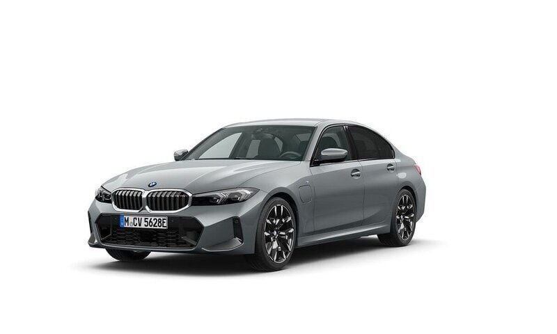 Skyscraper grey metallic Ny 2025 BMW 330e M Sport Sedan | 639 500 kr (Marknadspris) - Bild 1/4