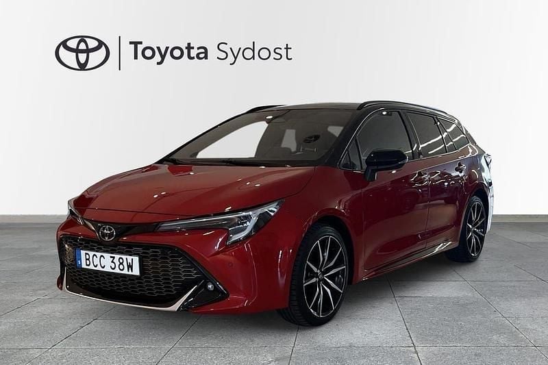 Röd Begagnad 2023 Toyota Corolla Sport Kombi | 319 000 kr (Lite dyr) - Bild 1/3