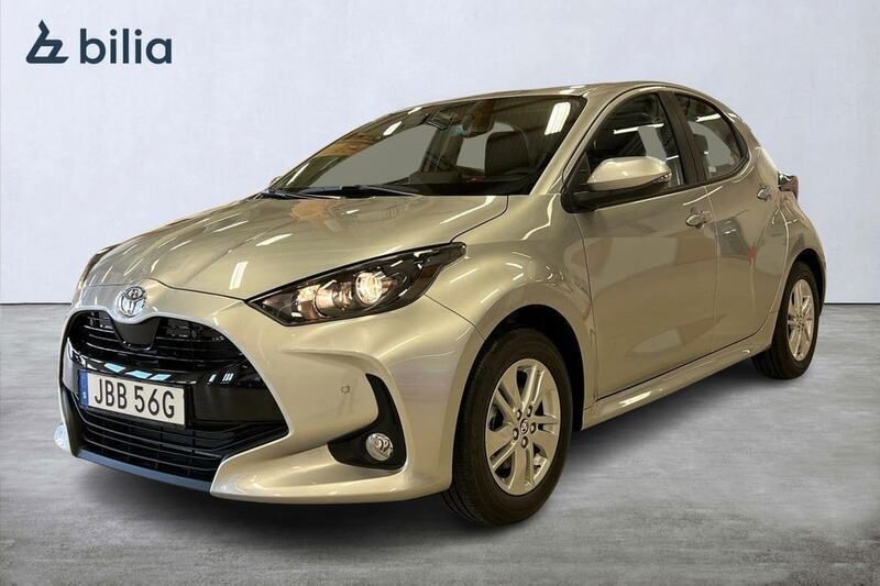 Silver Ny 2024 Toyota Yaris Hybrid Active Halvkombi | 271 800 kr (Marknadspris) - Bild 1/4