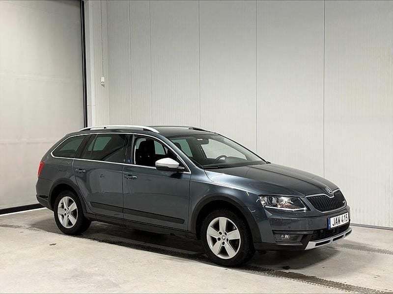 Begagnad Skoda Octavia Scout 184 HK (135 kW) 2017 Grå Kombi