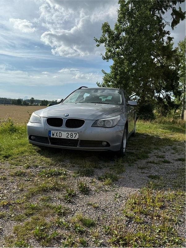 Grå Begagnad 2005 BMW 523 Kombi | 20 000 kr (Marknadspris) - Bild 1/4
