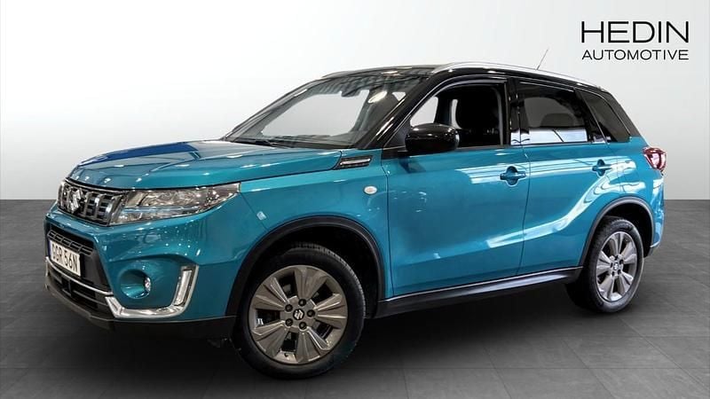 Blå (blue) Begagnad 2022 Suzuki Vitara SUV | 239 900 kr (Marknadspris) - Bild 1/4