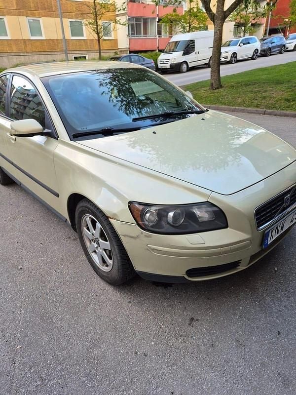 Gul Begagnad 2006 Volvo S40 Sedan | 25 000 kr (Dyr) - Bild 1/3