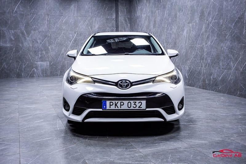 Begagnad Toyota Avensis Multidrive S 147 HK (108 kW) 2017 Vit Kombi