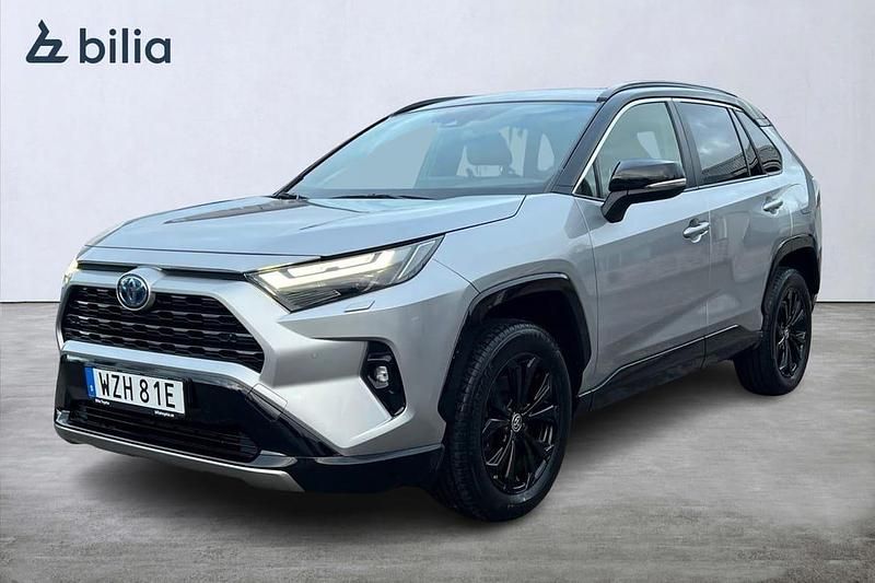 Grå Begagnad 2022 Toyota RAV4 Hybrid Style SUV | 379 900 kr (Marknadspris) - Bild 1/4