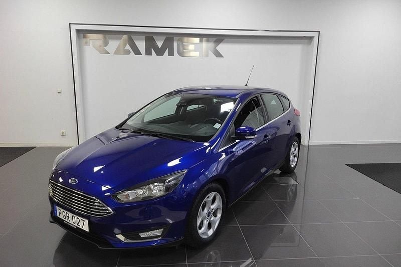 Blå Begagnad 2016 Ford Focus Titanium Halvkombi | 93 000 kr (Marknadspris) - Bild 1/4