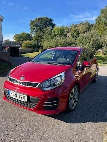 Röd Begagnad 2016 Kia Rio Halvkombi | 94 000 kr (Marknadspris) - Bild 1/4