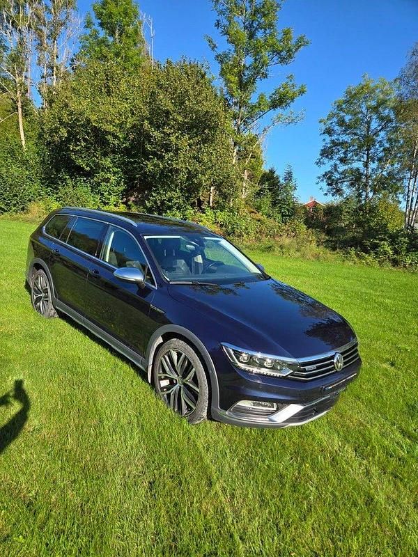 Blå Begagnad 2017 VW Passat Alltrack Kombi | 195 000 kr (Marknadspris) - Bild 1/4