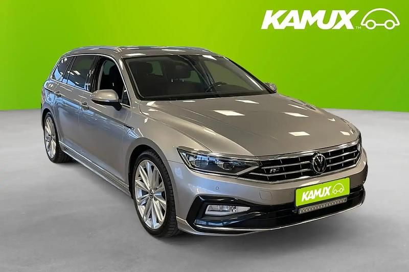 Silver/grå Begagnad 2020 VW Passat R-line Kombi | 244 800 kr (Marknadspris) - Bild 1/4