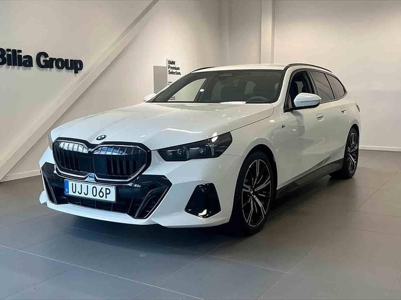 Vit Begagnad 2025 BMW 520 Kombi | 599 900 kr - Bild 1/1