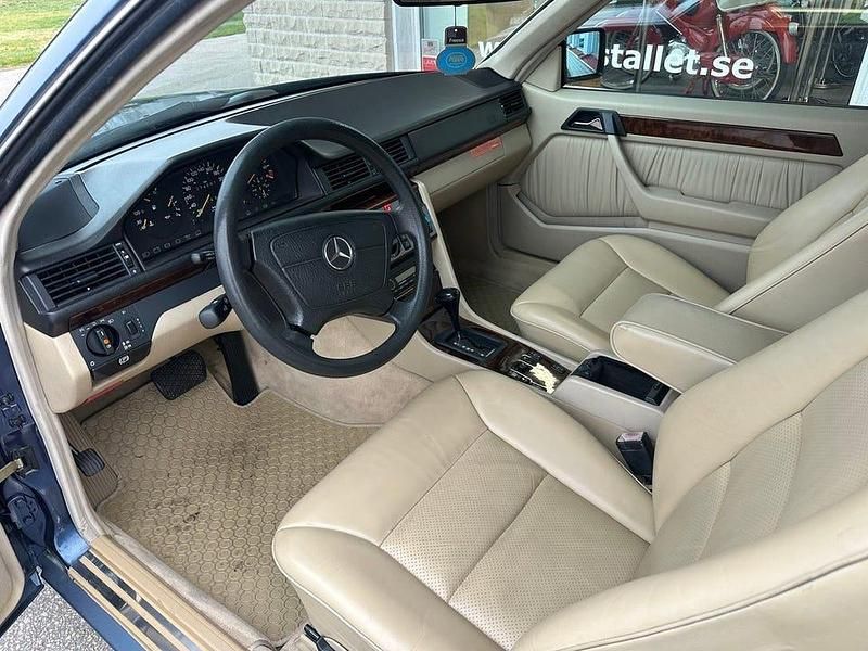 Begagnad Mercedes E320 223 HK (164 kW) 1994 Blå Sportkupé