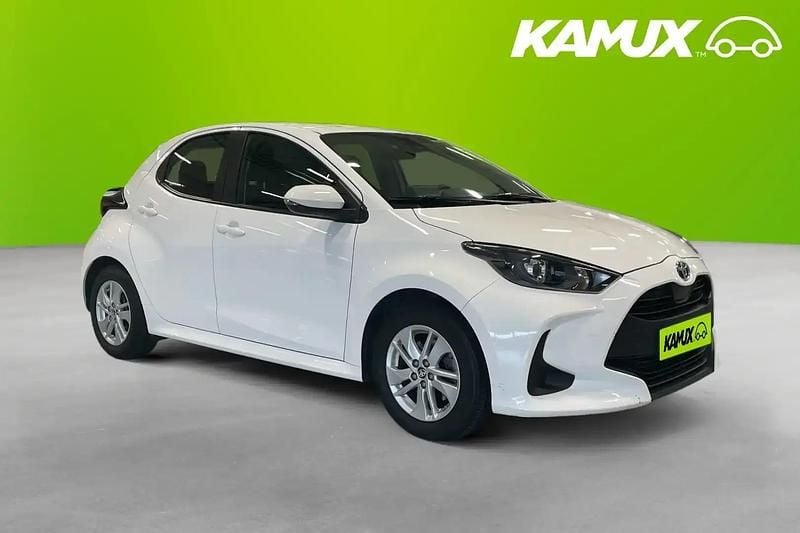 Vit Begagnad 2023 Toyota Yaris Active Halvkombi | 209 800 kr (Dyr) - Bild 1/4
