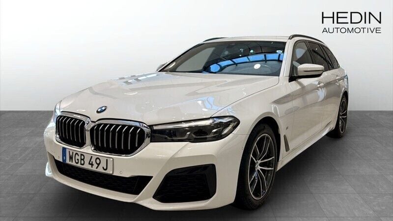 Vit (white) Begagnad 2022 BMW 520 M Sport Kombi | 399 900 kr (Bra pris) - Bild 1/4