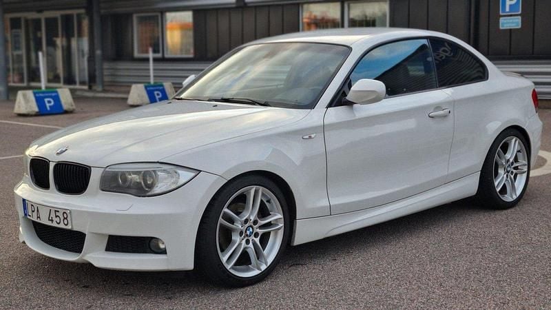 Vit Begagnad 2011 BMW 118 Coupé Advantage Sportkupé | 98 800 kr - Bild 1/4