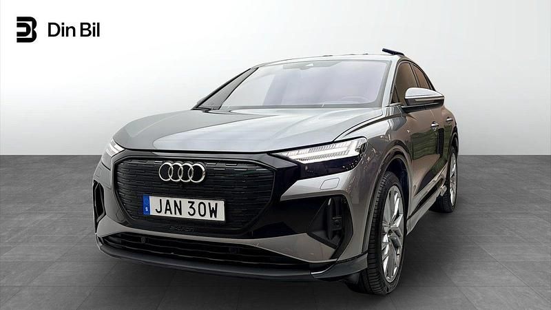 Grå Begagnad 2023 Audi Q4 Sportback e-tron S-Line SUV | 539 000 kr (Marknadspris) - Bild 1/4