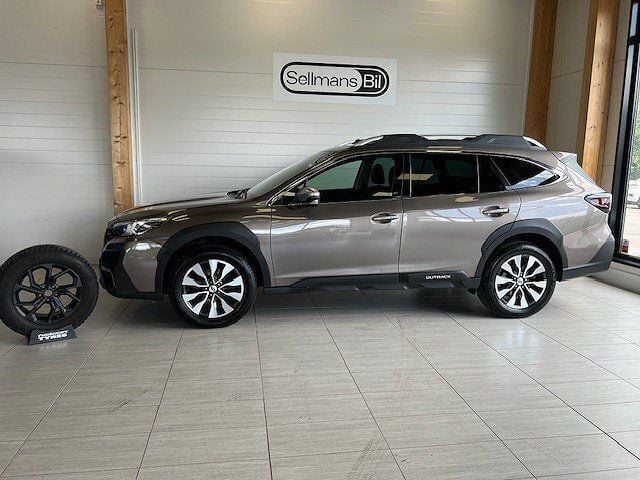 Ljusbrun Begagnad 2023 Subaru Outback SUV | 379 000 kr (Bra pris) - Bild 1/4