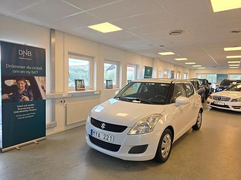 Vit Begagnad 2012 Suzuki Swift Halvkombi | 79 900 kr (Marknadspris) - Bild 1/4