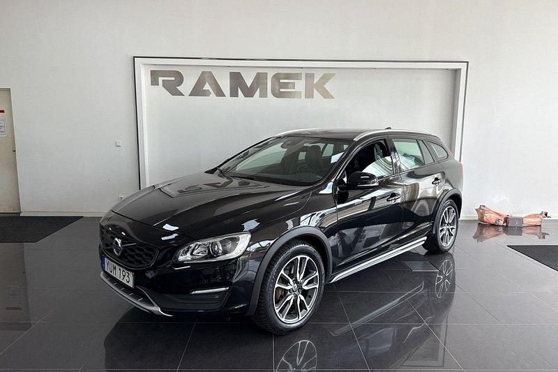 Svart Begagnad 2017 Volvo V60 CC Standard Kombi | 209 000 kr (Marknadspris) - Bild 1/4