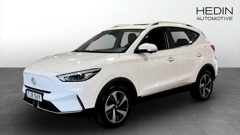 Vit (white) Begagnad 2022 MG ZS Luxury Sedan | 249 900 kr (Bra pris) - Bild 1/4