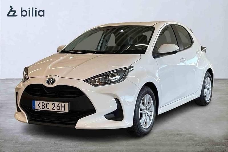 Vit Begagnad 2022 Toyota Yaris Hybrid Halvkombi | 199 900 kr (Bra pris) - Bild 1/1