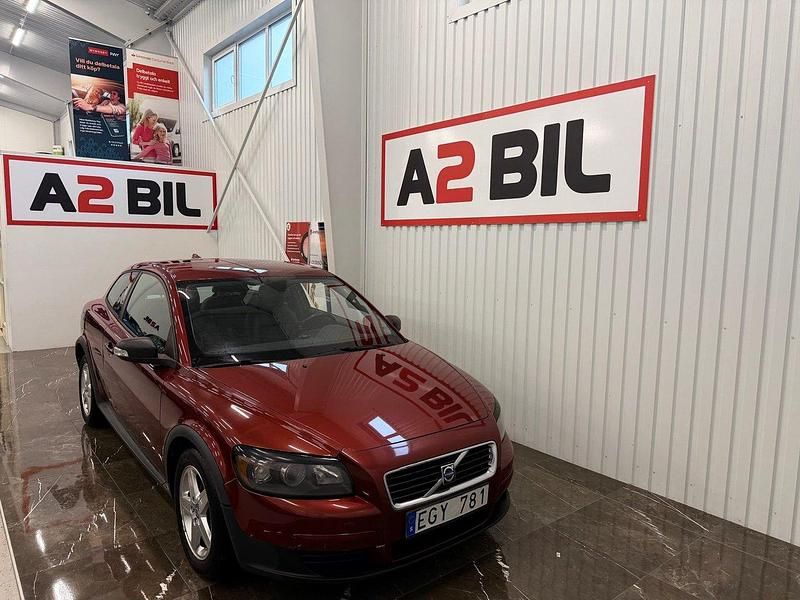 Röd Begagnad 2008 Volvo C30 Momentum Halvkombi | 39 900 kr (Marknadspris) - Bild 1/4