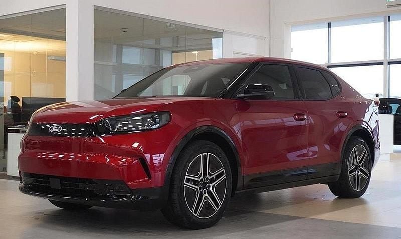 Röd (lucid red premium metallic) Begagnad 2024 Ford Capri Premium Halvkombi | 569 800 kr - Bild 1/4