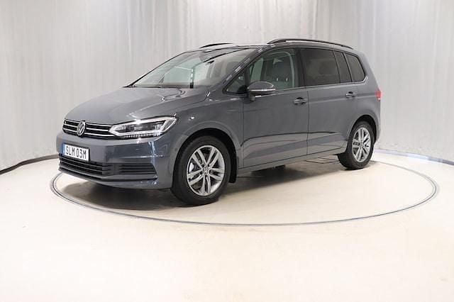 Mörkgrå Ny 2025 VW Touran Life Minibuss | 436 100 kr (Marknadspris) - Bild 1/4