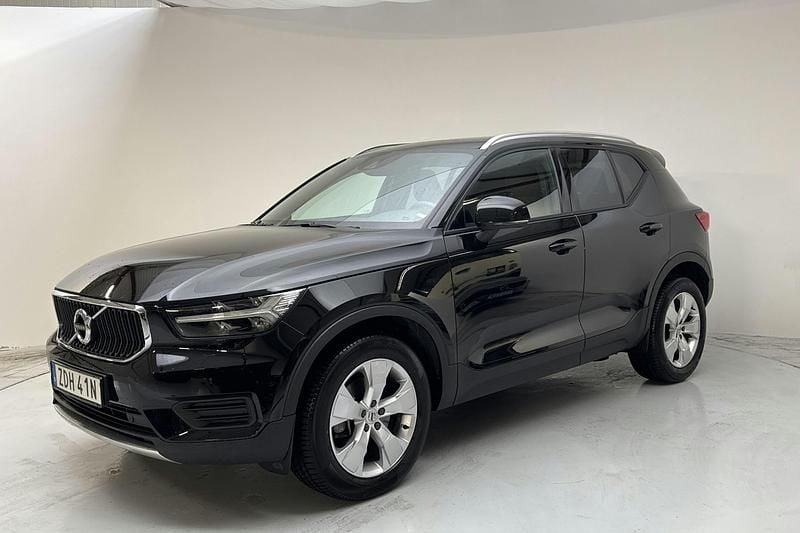 Svart Begagnad 2022 Volvo XC40 Momentum SUV | 329 900 kr (Bra pris) - Bild 1/4