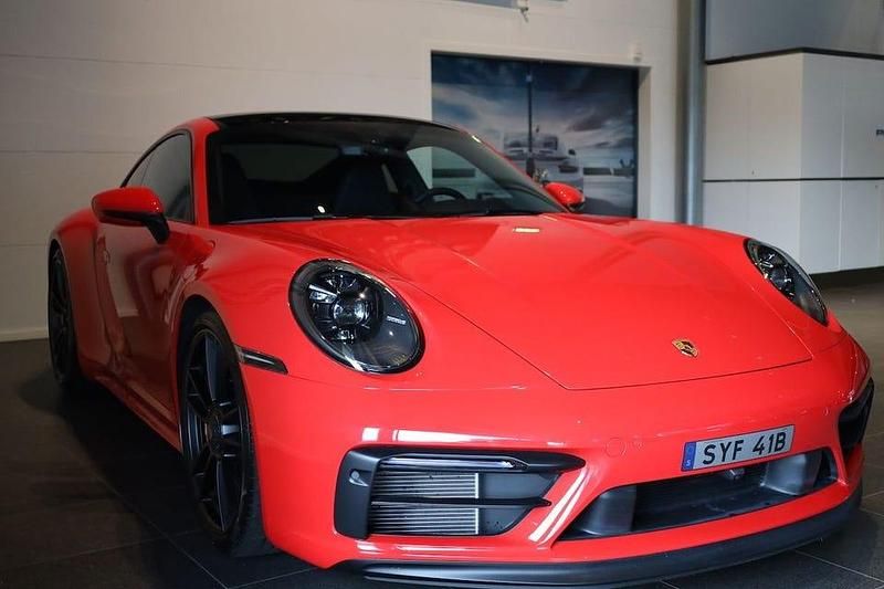 Begagnad Porsche 911 480 HK (353 kW) 2023 Röd (red) Sportkupé