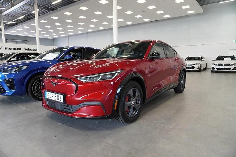 Röd Begagnad 2021 Ford Mustang Mach-E SUV | 349 900 kr (Bra pris) - Bild 1/4