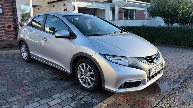 Silver Begagnad 2013 Honda Civic Sport Halvkombi | 54 900 kr (Marknadspris) - Bild 1/4