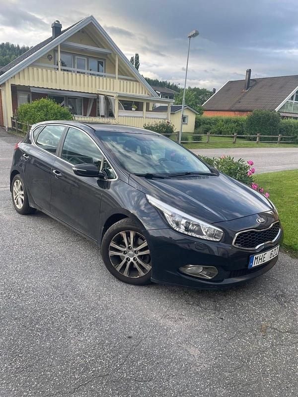 Begagnad Kia Ceed 128 HK (94 kW) 2013 Halvkombi