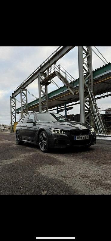 Grå Begagnad 2019 BMW 330 M Sport Kombi | 315 000 kr (Lite dyr) - Bild 1/4