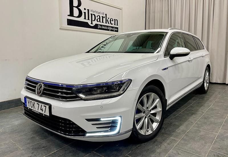 Vit Begagnad 2017 VW Passat GTE Kombi | 159 900 kr (Marknadspris) - Bild 1/3