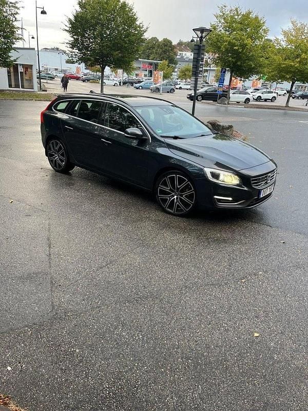 Grå Begagnad 2015 Volvo V60 Momentum Kombi | 85 000 kr (Bra pris) - Bild 1/2
