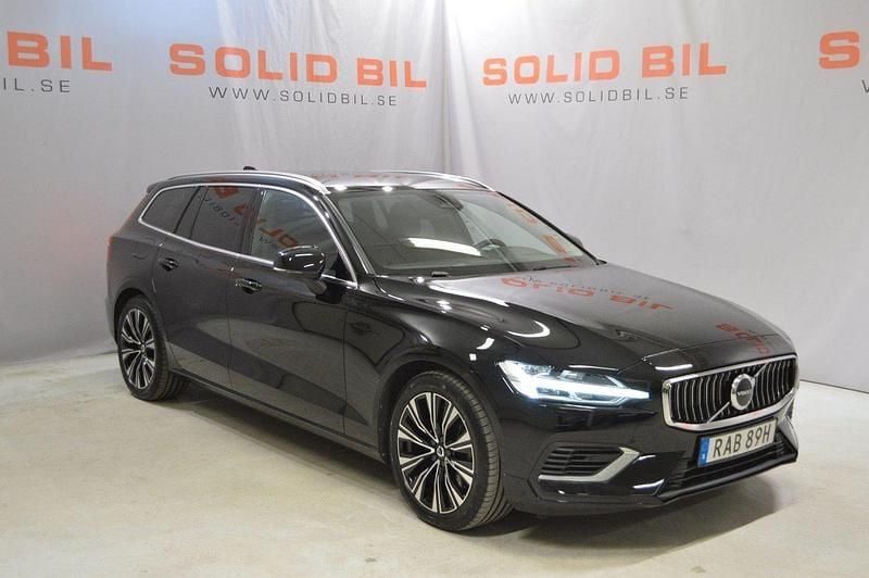 Svart Begagnad 2022 Volvo V60 Core Kombi | 319 000 kr (Marknadspris) - Bild 1/4