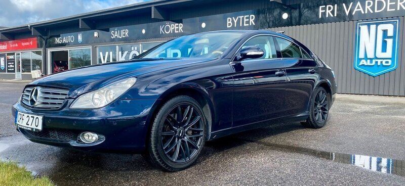 Mörkblå (blå) Begagnad 2005 Mercedes CLS350 Sportkupé | 79 900 kr (Marknadspris) - Bild 1/4