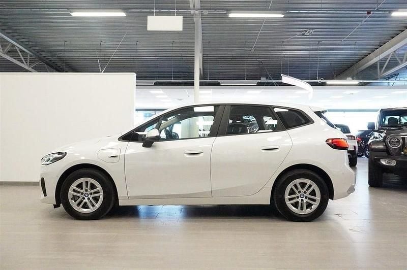Begagnad BMW 225 Active Tourer Comfort Edition 245 HK (180 kW) 2023 Mineralvit metallic Minibuss
