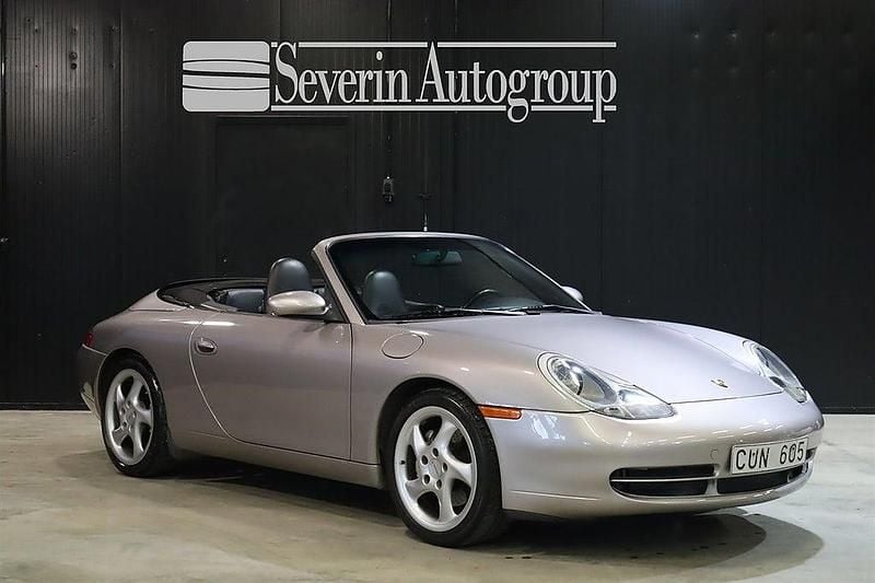 Grå Begagnad 2001 Porsche 911 Carrera 4 Cabriolet Cab | 329 000 kr - Bild 1/4