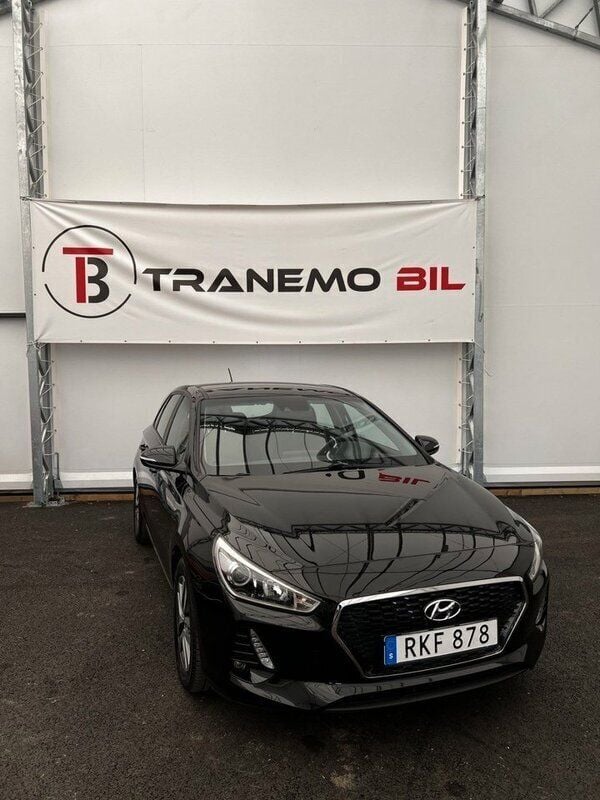 Svart Begagnad 2018 Hyundai i30 Halvkombi | 139 900 kr (Marknadspris) - Bild 1/4